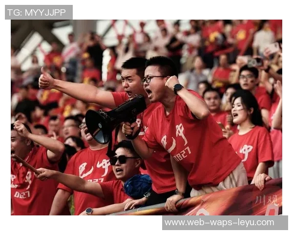 晨曦中的足球梦想创意摄影捕捉青春活力与激情瞬间